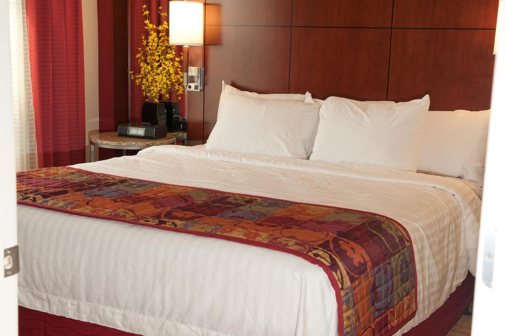 Hotel By Marriott Houston Mills