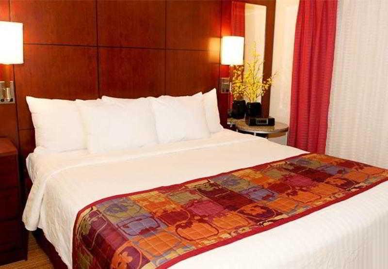 Hotel By Marriott Houston Mills