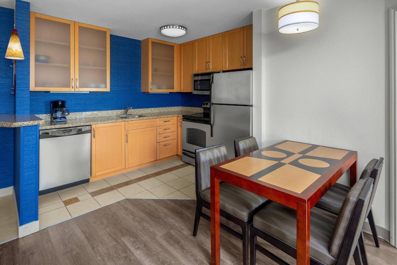 Hotel By Marriott Houston Mills 3*