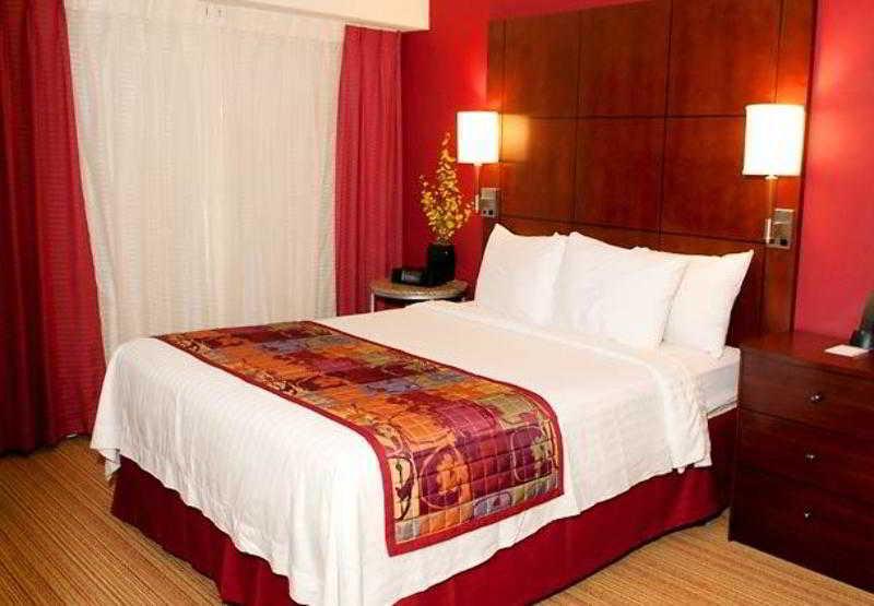 Hotel By Marriott Houston Mills 3*