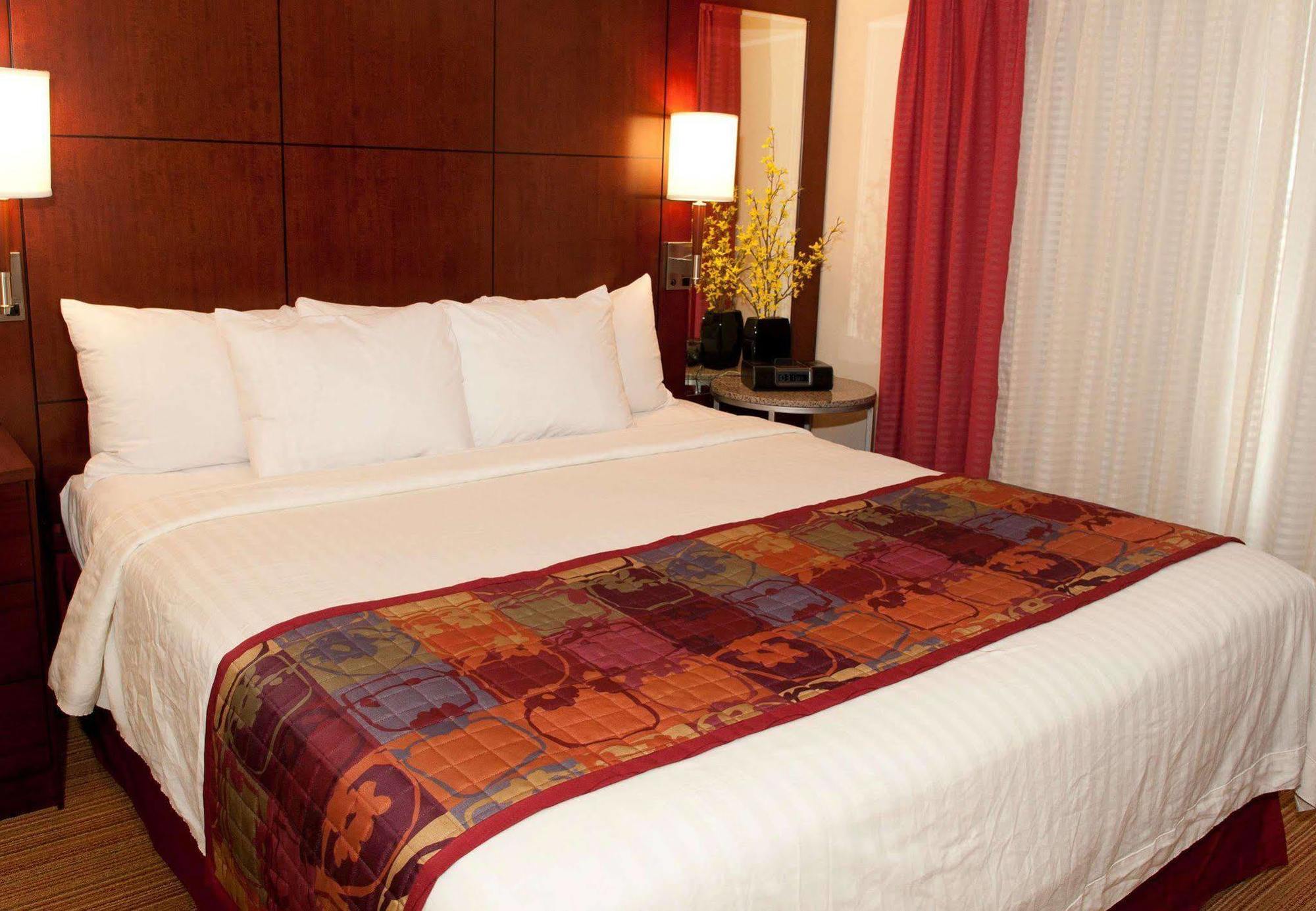 Hotel By Marriott Houston Mills